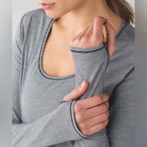 Lululemon Yogini 5 Year Long Sleeve Tee in Wee Stripe Black White size 8 - Picture 6 of 13